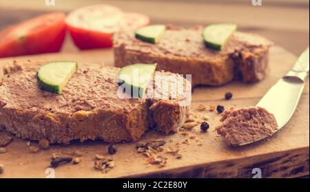 Deliziosi panini fatti da pate di fegato su sfondo di legno Foto Stock