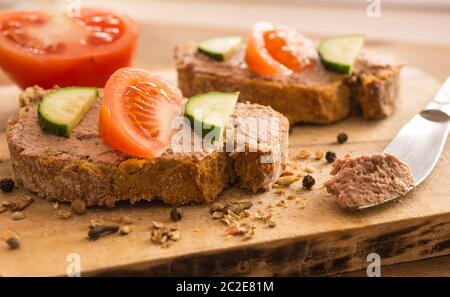 Deliziosi panini fatti da pate di fegato su sfondo di legno Foto Stock