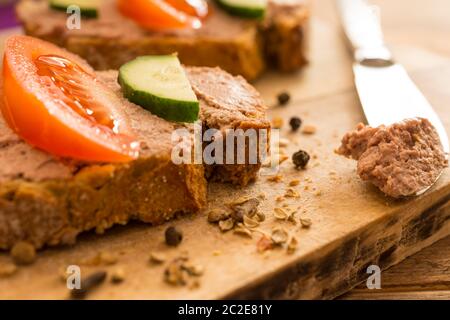 Deliziosi panini fatti da pate di fegato su sfondo di legno Foto Stock