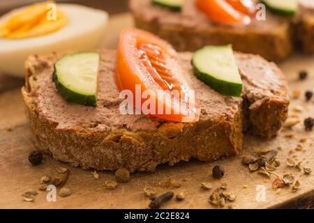 Panini con pate di fegato di pollo su rustico tavolo di legno Foto Stock