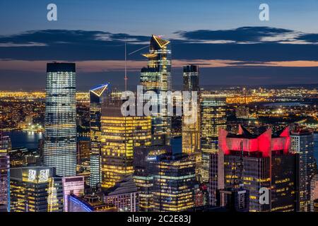 Vista sulla città di Dusck dei grattacieli e degli edifici del centro città dal Rockefeller Center sul tetto Foto Stock