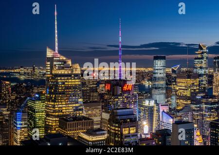 Vista sulla città di Dusck dei grattacieli e degli edifici del centro città dal Rockefeller Center sul tetto Foto Stock