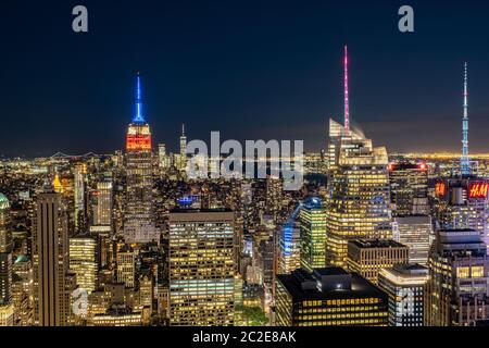 Vista sulla città di Dusck dei grattacieli e degli edifici del centro città dal Rockefeller Center sul tetto Foto Stock