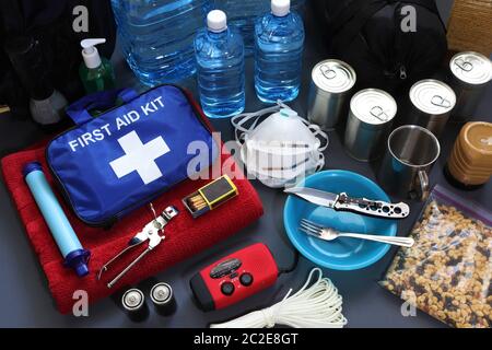 La preparazione di emergenza include la preparazione di un kit di emergenza che può essere contenuto in un sacchetto. Questi articoli dovrebbero includere un kit di pronto soccorso, cibo, acqua, torcia. Foto Stock