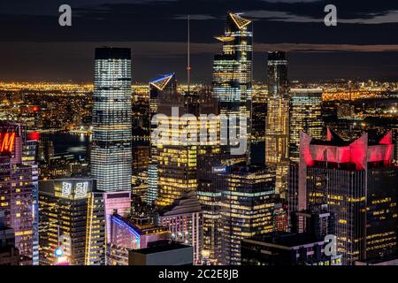 Vista sulla città di Dusck dei grattacieli e degli edifici del centro città dal Rockefeller Center sul tetto Foto Stock