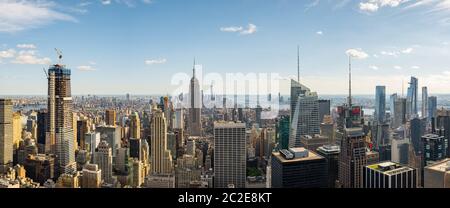 I grattacieli del centro e del centro di New York si trovano sul tetto del Rockefeller Center Foto Stock