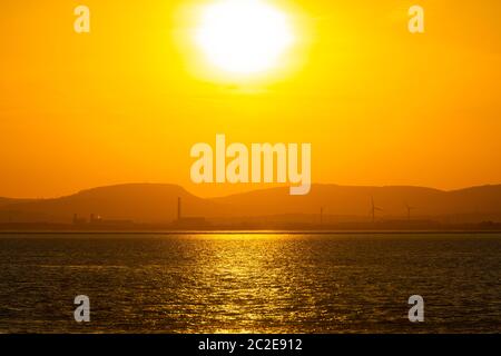 Il sole tramonta su Portishead e sull'estuario del Severn con la costa gallese in lontananza. Foto Stock