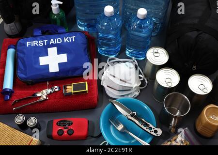 La preparazione di emergenza include la preparazione di un kit di emergenza che può essere contenuto in un sacchetto. Questi articoli dovrebbero includere un kit di pronto soccorso, cibo, acqua, torcia. Foto Stock