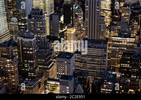Vista sulla città di Dusck dei grattacieli e degli edifici del centro città dal Rockefeller Center sul tetto Foto Stock