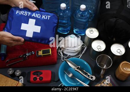 La preparazione di emergenza include la preparazione di un kit di emergenza che può essere contenuto in un sacchetto. Questi articoli dovrebbero includere un kit di pronto soccorso, cibo, acqua, torcia. Foto Stock