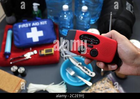 La preparazione di emergenza include la preparazione di un kit di emergenza che può essere contenuto in un sacchetto. Questi articoli dovrebbero includere un kit di pronto soccorso, cibo, acqua, torcia. Foto Stock