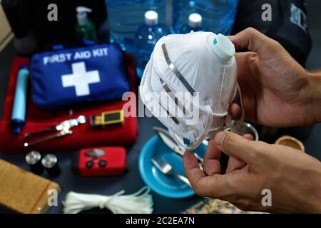 La preparazione di emergenza include la preparazione di un kit di emergenza che può essere contenuto in un sacchetto. Questi articoli dovrebbero includere un kit di pronto soccorso, cibo, acqua, torcia. Foto Stock