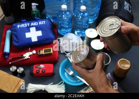 La preparazione di emergenza include la preparazione di un kit di emergenza che può essere contenuto in un sacchetto. Questi articoli dovrebbero includere un kit di pronto soccorso, cibo, acqua, torcia. Foto Stock