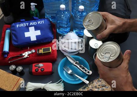 La preparazione di emergenza include la preparazione di un kit di emergenza che può essere contenuto in un sacchetto. Questi articoli dovrebbero includere un kit di pronto soccorso, cibo, acqua, torcia. Foto Stock