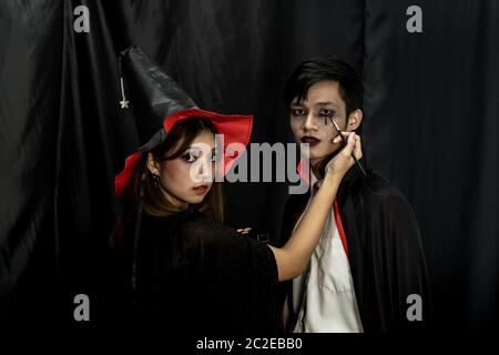 Trucco artisti fare Asain adolescente trucco per Halloween costume vampiro come preparare per il carnevale di festa di Halloween Foto Stock