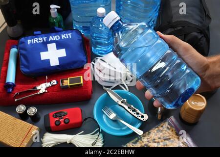 La preparazione di emergenza include la preparazione di un kit di emergenza che può essere contenuto in un sacchetto. Questi articoli dovrebbero includere un kit di pronto soccorso, cibo, acqua, torcia. Foto Stock