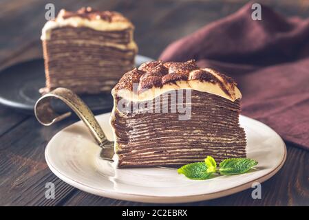 Fetta di tiramisù torta di crepe sulla piastra Foto Stock