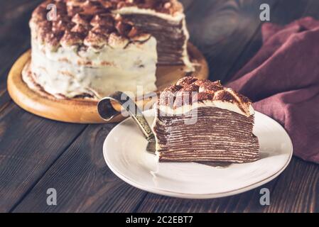 Fetta di tiramisù torta di crepe sulla piastra Foto Stock