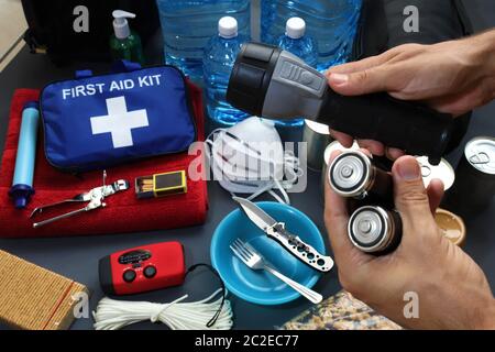 La preparazione di emergenza include la preparazione di un kit di emergenza che può essere contenuto in un sacchetto. Questi articoli dovrebbero includere un kit di pronto soccorso, cibo, acqua, torcia. Foto Stock