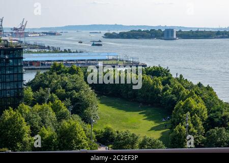 Brooklyn Bridge Park e molo 2 in estate luce solare Foto Stock