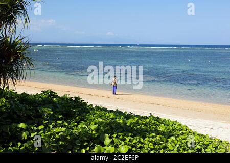 Indonesia Bali 20 2019 settembre, pescatore sulla spiaggia di pesca a Sanur colorato Foto Stock