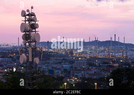 Torre di telecomunicazione con antenna di rete cellulare 5G su sfondo zona industriale Foto Stock