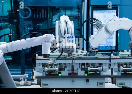 Scheda elettronica per assemblaggio robotizzato automatizzato, concetto Smart Factory 4.0 Foto Stock