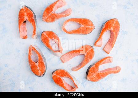 Materie filetti di salmone pattern su uno sfondo blu Foto Stock
