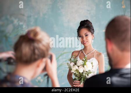 Foto di sposa da fotografi professionisti in un matrimonio Foto Stock