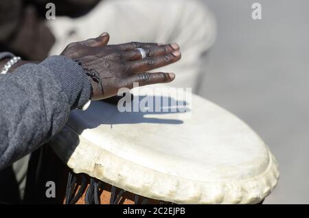mani di musicista che suonano i tomtoms Foto Stock