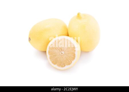 Molti limoni isolati su sfondo bianco. Foto Stock