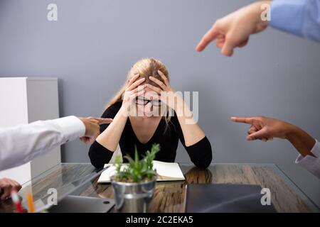 La gente di affari le mani puntando al sottolineato imprenditrice appoggiato sulla scrivania in ufficio Foto Stock