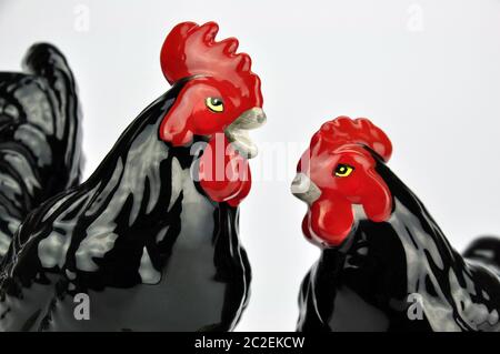 Coppia di polli in ceramica smaltati giapponesi. Gallo e gallina discutono del matrimonio nel cortile. 'Esci a clucking a me.' Eccellente potenziale meme. Foto Stock