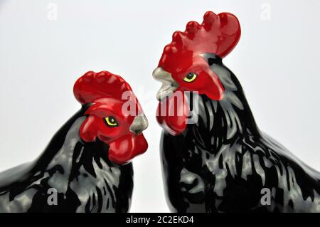 Coppia di polli in ceramica smaltati giapponesi. Gallo e gallina discutono del matrimonio nel cortile. 'Esci a clucking a me.' Eccellente potenziale meme. Foto Stock