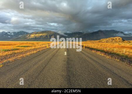 Paesaggio tardo pomeriggio della tangenziale n. 1 in Islanda, nelle vicinanze del villaggio di Hofn. La circonvallazione è la strada principale intorno all'isola, circlin Foto Stock