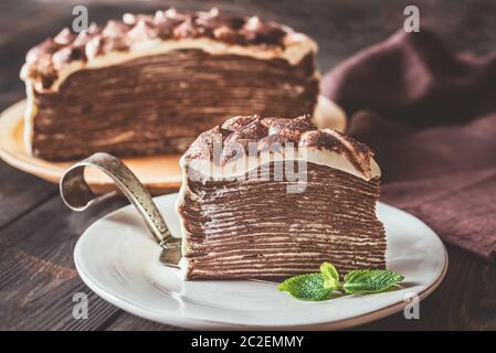 Fetta di tiramisù torta di crepe sulla piastra Foto Stock