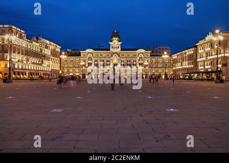 Piazza unita d'Italia è la piazza principale di Trieste. Il municipio domina la piazza. Foto Stock
