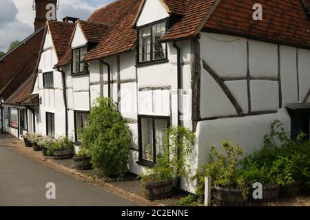 Guildford, Inghilterra - Agosto 2, 2019: imbiancate a calce e piastrella Cottage a Shere nel Surrey. Foto Stock