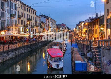 Scena serale lungo il canale del Naviglio Grande a Milano. Foto Stock