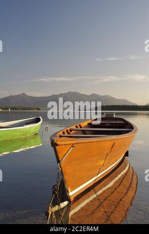 Barche a remi, legate alla riva, Chiemsee, sullo sfondo le Alpi, Chiemgau, alta Baviera, Germania Foto Stock