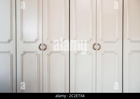 Porte armadio bianche di lusso in legno, design moderno nuovo Foto Stock