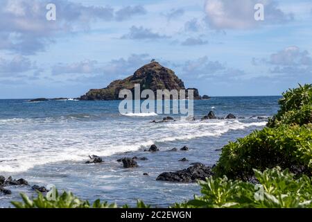 Onde che si infrangono in una spiaggia di Hana Hawaii Foto Stock