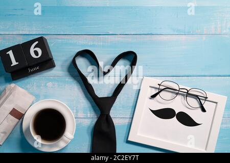Happy Padri Day, cravatta con una tazza di caffè e occhiali Foto Stock