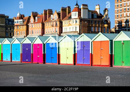 Colorate baite sulla spiaggia di Brighton Foto Stock