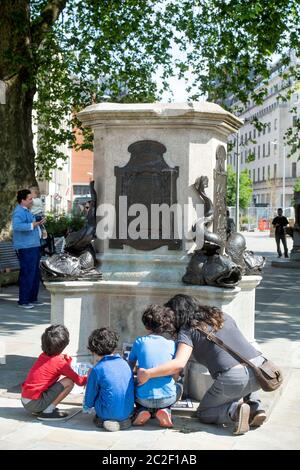 Un accovacciamento di famiglia per leggere i messaggi posti intorno alla base nel luogo della statua rovesciata di Edward Colston a Bristol - 8 giugno 2020 Foto Stock