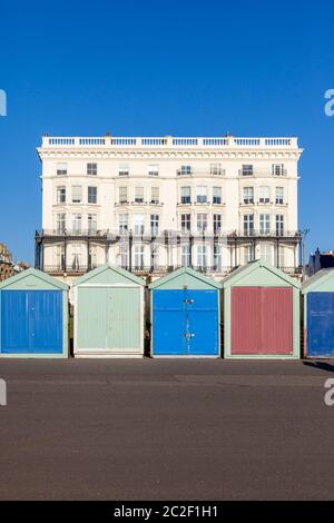 Colorate baite sulla spiaggia di Brighton Foto Stock