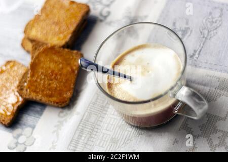 colazione con cappuccino e pane tostato con marmellata. Foto Stock