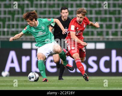 Brema, Germania, 16 giugno 2020 Zweikampf, Duell zwischen Yuya Osako (Werder Bremen) und Joshua Kimmich (Bayern Muenchen). SV WERDER BREMEN - FC BAYERN MUENCHEN IN 1. Bundesliga 2019/2020, giorno di festa 32. © Peter Schatz / Alamy Live News / Marvin Ibo Güngör/GES/ Pool - LE NORMATIVE DFL VIETANO L'USO DI FOTOGRAFIE come SEQUENZE DI IMMAGINI e/o QUASI-VIDEO - Notizie nazionali e internazionali - Agenzie di stampa SOLO per uso editoriale Foto Stock