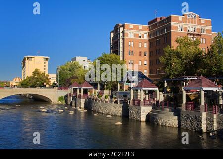 Il Riverwalk distretto lungo il fiume Truckee a Reno in Nevada, STATI UNITI D'AMERICA Foto Stock