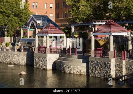 Il Riverwalk distretto lungo il fiume Truckee a Reno in Nevada, STATI UNITI D'AMERICA Foto Stock